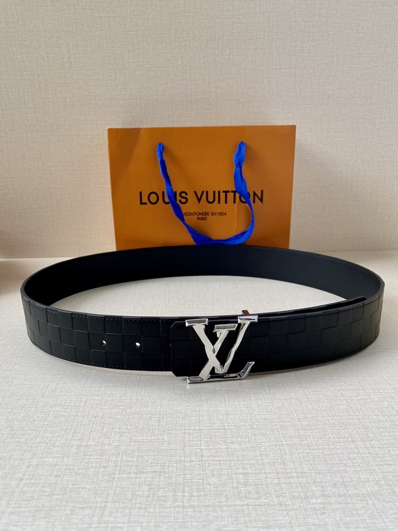 LV 4.0 Wide Sharp angles, clean lines, a stylish modern belt designed for the business suit look. Reversible, in two easy-to-match color combinations, with Damier checkerboard embossing.