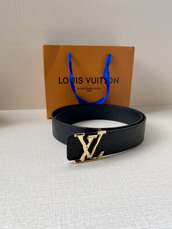 LV 4.0 Wide Sharp angles, clean lines, a stylish modern belt designed for the business suit look. Reversible, in two easy-to-match color combinations, with Damier checkerboard embossing.