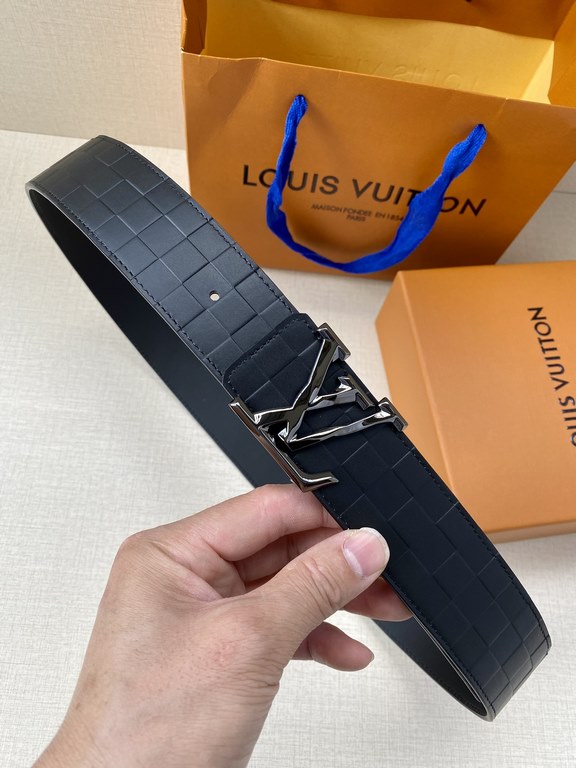 LV 4.0 Wide Sharp angles, clean lines, a stylish modern belt designed for the business suit look. Reversible, in two easy-to-match color combinations, with Damier checkerboard embossing.