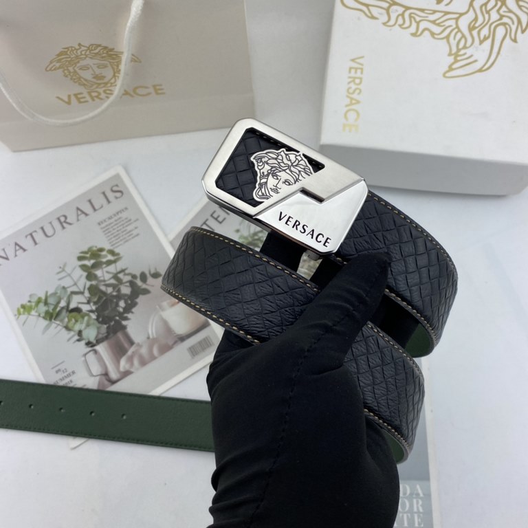 Comes with a full set of packing gift box  Versace Men's Flower Leather Belt 38mm Both sides imported flower leather leather pressed. Can be used on both sides of the counter line with new steel buckle