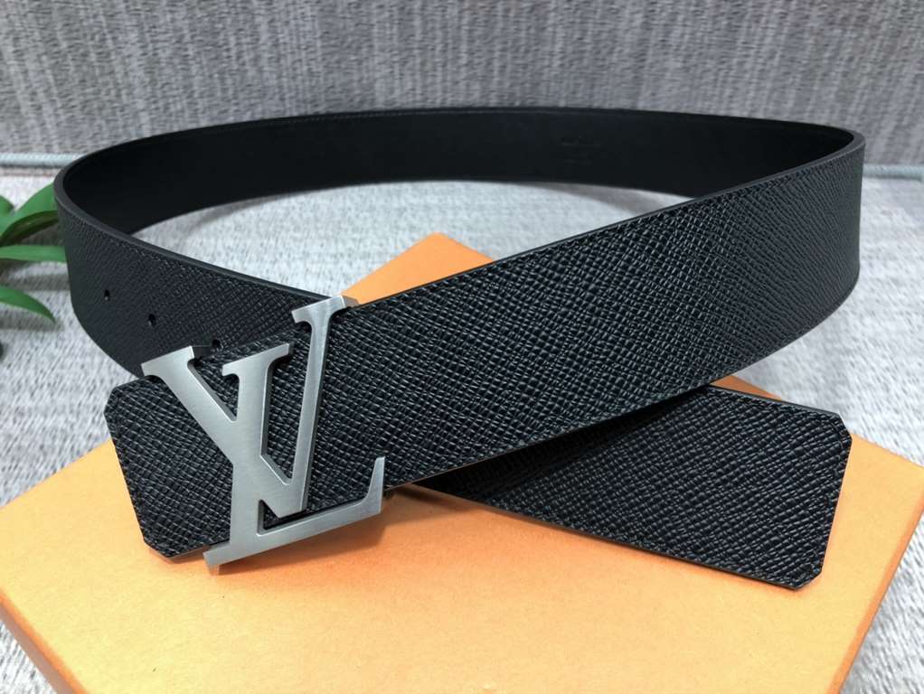 With a full set of packaging gift box   LV original single first layer cowhide cross grain surface. Lined with first layer calfskin leather bottom, this classic and everlasting charm of the belt appearance wide, buckle a