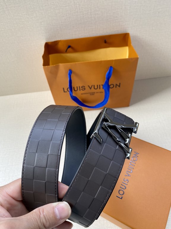 LV 4.0 Wide Sharp angles, clean lines, a stylish modern belt designed for the business suit look. Reversible, in two easy-to-match color combinations, with Damier checkerboard embossing.