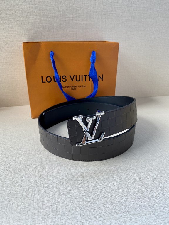 LV 4.0 Wide Sharp angles, clean lines, a stylish modern belt designed for the business suit look. Reversible, in two easy-to-match color combinations, with Damier checkerboard embossing.