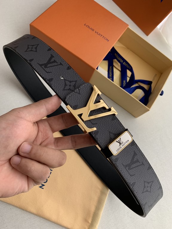 Name LV... LOUIS ... Weideng   original singleModel Hook buckle, pictures taken in kindMaterial   head layer cowhide, hanging buckle series, pure steel buckle head, palladium plating plating process never lose color. Wit