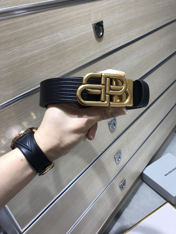 Counter Packaging (Balenciga Fall-Winter) 35MM Wide Black Belt features vintage aesthetic design Italian made lizard grain leather, using twisted logo BB ring interlocking signature gold-plated metal effect, using darker