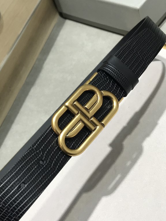 Counter Packaging (Balenciga Fall-Winter) 35MM Wide Black Belt features vintage aesthetic design Italian made lizard grain leather, using twisted logo BB ring interlocking signature gold-plated metal effect, using darker