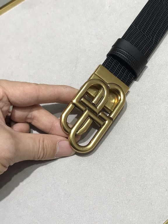 Counter Packaging (Balenciga Fall-Winter) 35MM Wide Black Belt features vintage aesthetic design Italian made lizard grain leather, using twisted logo BB ring interlocking signature gold-plated metal effect, using darker