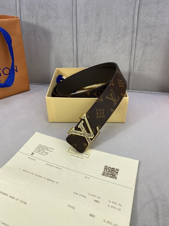 Comes in a fully packed gift box  This Initiales 40mm Reversible Belt from LV features plain calf leather and the brand's signature Damier Cobalt canvas for a stylish styling option. The flat calf leather side is ideal f