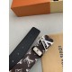 Name LV... LOUIS ... Weideng   original singleModel Hook buckle, pictures taken in kindMaterial   head layer cowhide, hanging buckle series, pure steel buckle head, palladium plating plating process never lose color. Wit