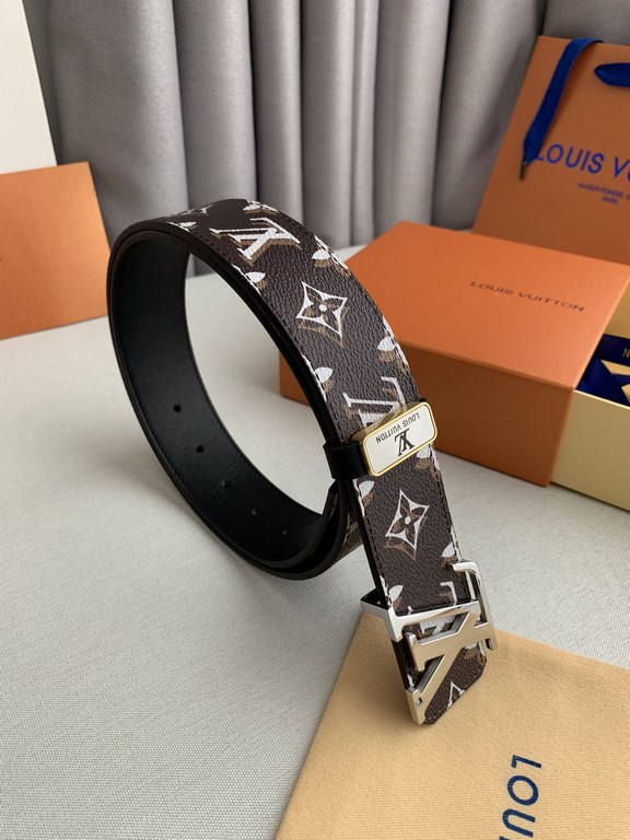 Name LV... LOUIS ... Weideng   original singleModel Hook buckle, pictures taken in kindMaterial   head layer cowhide, hanging buckle series, pure steel buckle head, palladium plating plating process never lose color. Wit