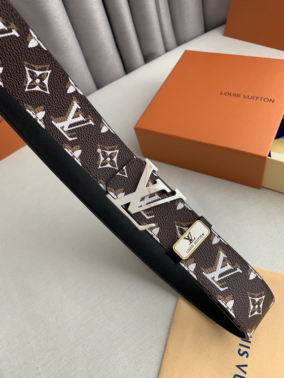 Name LV... LOUIS ... Weideng   original singleModel Hook buckle, pictures taken in kindMaterial   head layer cowhide, hanging buckle series, pure steel buckle head, palladium plating plating process never lose color. Wit