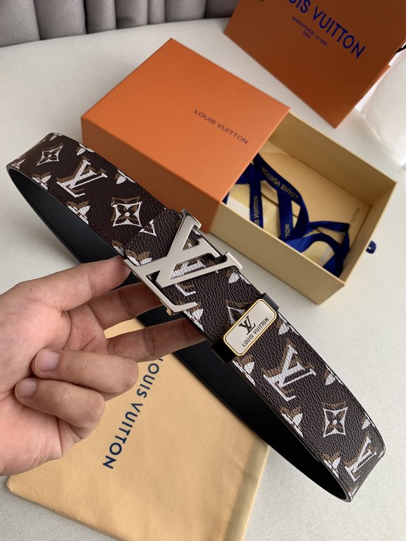 Name LV... LOUIS ... Weideng   original singleModel Hook buckle, pictures taken in kindMaterial   head layer cowhide, hanging buckle series, pure steel buckle head, palladium plating plating process never lose color. Wit