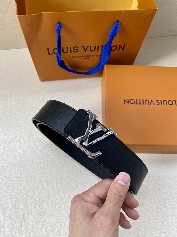 LV 4.0 Wide Sharp angles, clean lines, a stylish modern belt designed for the business suit look. Reversible, in two easy-to-match color combinations, with Damier checkerboard embossing.