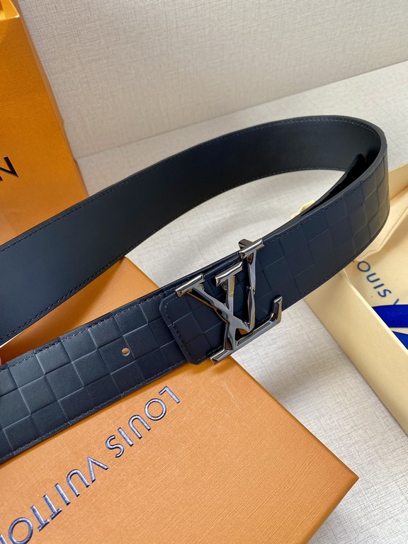 LV 4.0 Wide Sharp angles, clean lines, a stylish modern belt designed for the business suit look. Reversible, in two easy-to-match color combinations, with Damier checkerboard embossing.