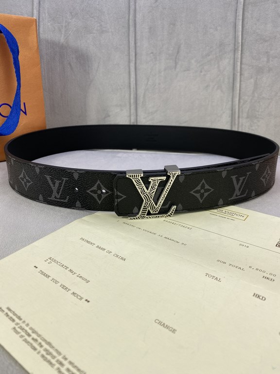 Comes in a fully packed gift box  This Initiales 40mm Reversible Belt from LV features plain calf leather and the brand's signature Damier Cobalt canvas for a stylish styling option. The flat calf leather side is ideal f