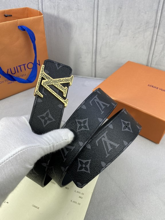 Comes in a fully packed gift box  This Initiales 40mm Reversible Belt from LV features plain calf leather and the brand's signature Damier Cobalt canvas for a stylish styling option. The flat calf leather side is ideal f