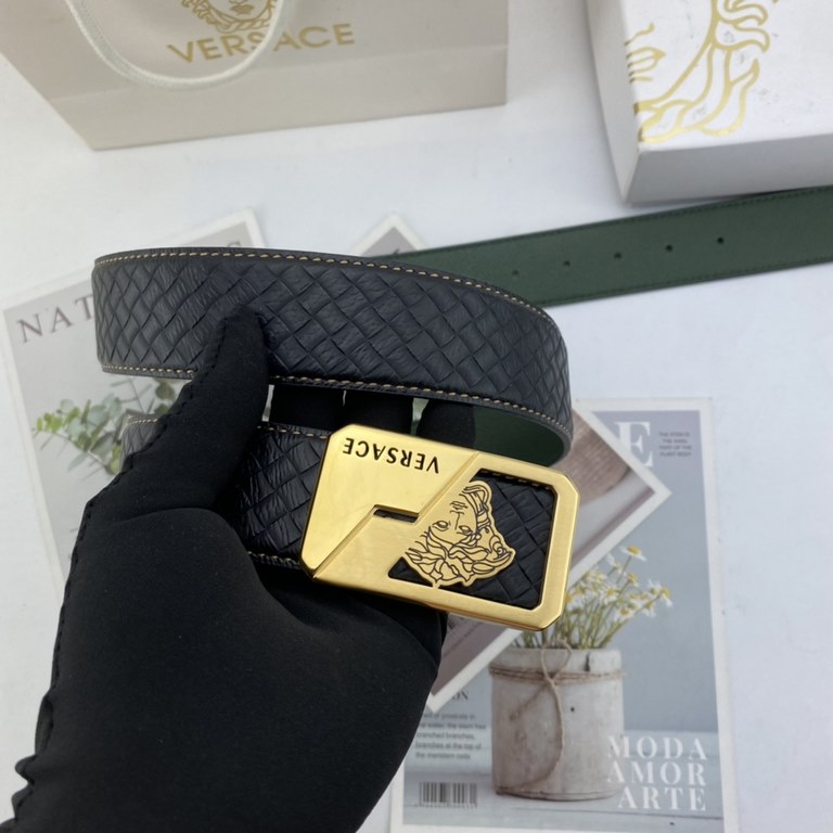 Comes with a full set of packing gift box  Versace Men's Flower Leather Belt 38mm Both sides imported flower leather leather pressed. Can be used on both sides of the counter line with new steel buckle