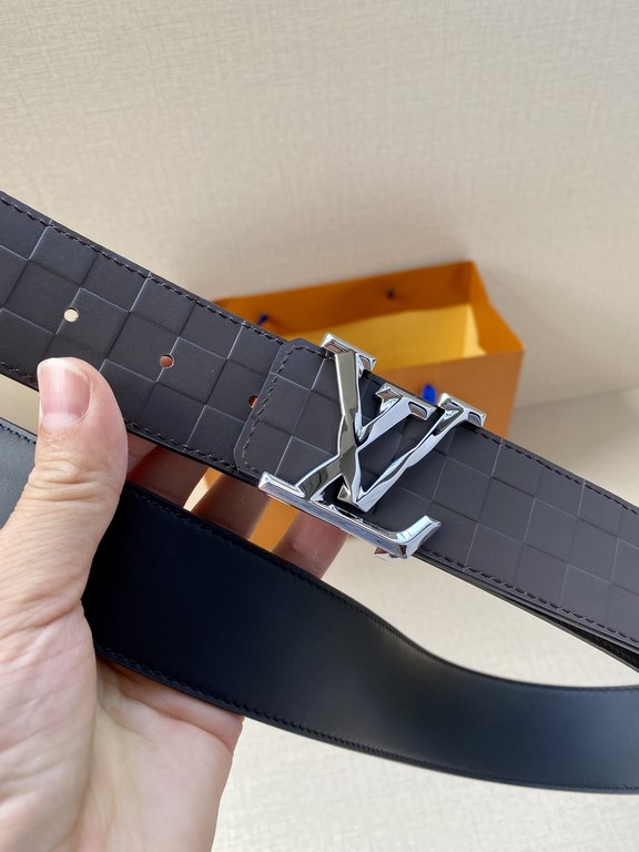 LV 4.0 Wide Sharp angles, clean lines, a stylish modern belt designed for the business suit look. Reversible, in two easy-to-match color combinations, with Damier checkerboard embossing.