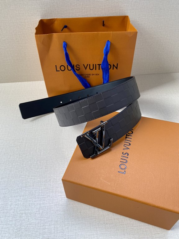 LV 4.0 Wide Sharp angles, clean lines, a stylish modern belt designed for the business suit look. Reversible, in two easy-to-match color combinations, with Damier checkerboard embossing.