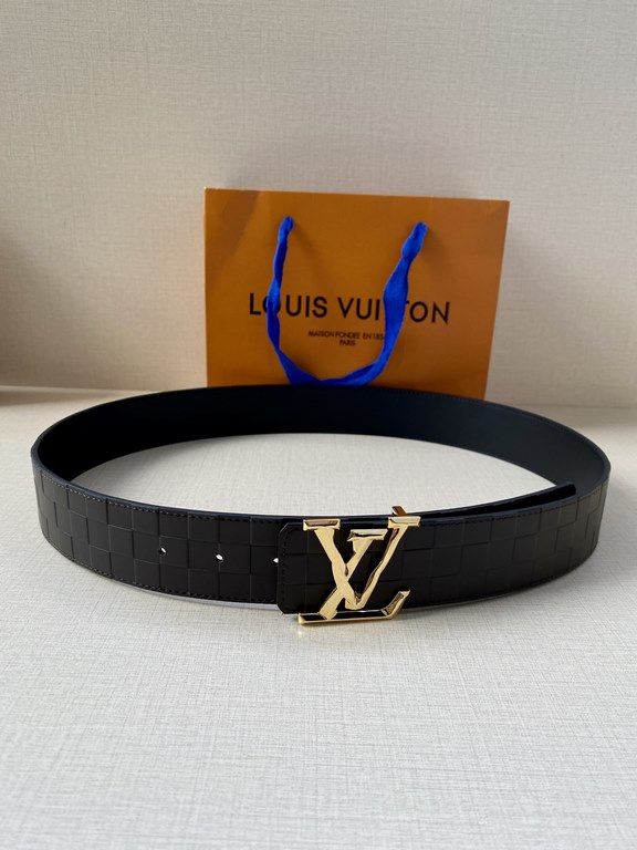 LV 4.0 Wide Sharp angles, clean lines, a stylish modern belt designed for the business suit look. Reversible, in two easy-to-match color combinations, with Damier checkerboard embossing.