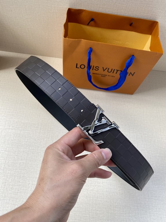 LV 4.0 Wide Sharp angles, clean lines, a stylish modern belt designed for the business suit look. Reversible, in two easy-to-match color combinations, with Damier checkerboard embossing.