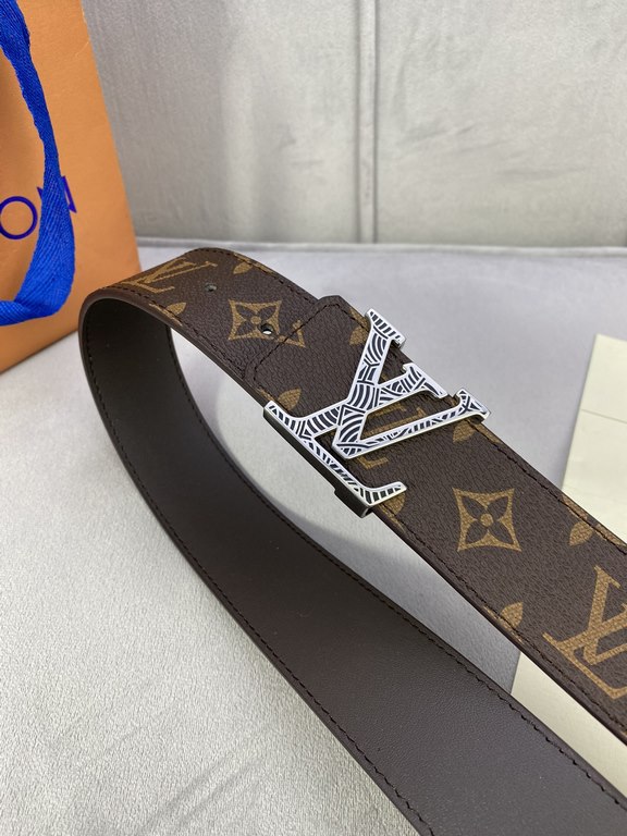 Comes in a fully packed gift box  This Initiales 40mm Reversible Belt from LV features plain calf leather and the brand's signature Damier Cobalt canvas for a stylish styling option. The flat calf leather side is ideal f