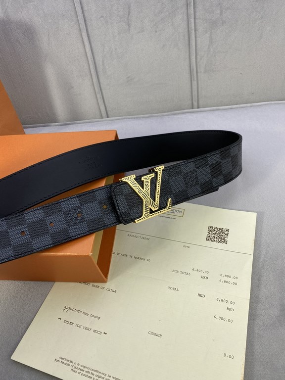 Comes in a fully packed gift box  This Initiales 40mm Reversible Belt from LV features plain calf leather and the brand's signature Damier Cobalt canvas for a stylish styling option. The flat calf leather side is ideal f