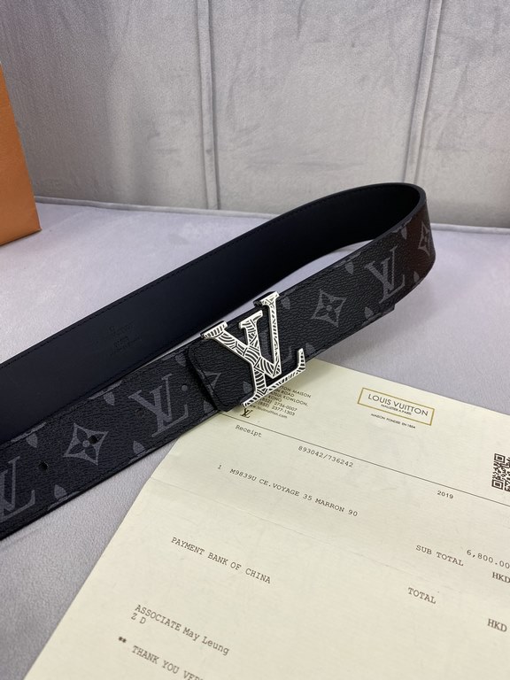 Comes in a fully packed gift box  This Initiales 40mm Reversible Belt from LV features plain calf leather and the brand's signature Damier Cobalt canvas for a stylish styling option. The flat calf leather side is ideal f