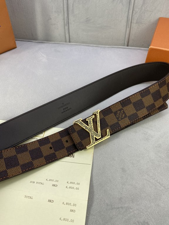 Comes in a fully packed gift box  This Initiales 40mm Reversible Belt from LV features plain calf leather and the brand's signature Damier Cobalt canvas for a stylish styling option. The flat calf leather side is ideal f