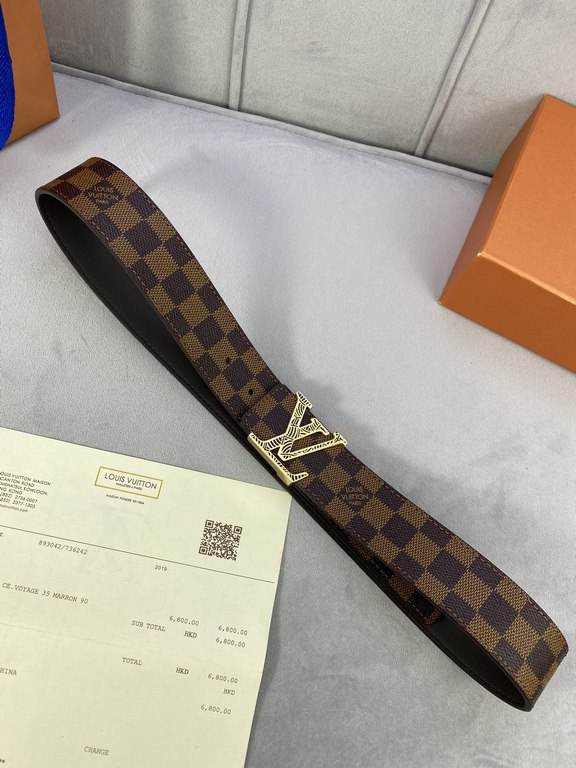 Comes in a fully packed gift box  This Initiales 40mm Reversible Belt from LV features plain calf leather and the brand's signature Damier Cobalt canvas for a stylish styling option. The flat calf leather side is ideal f