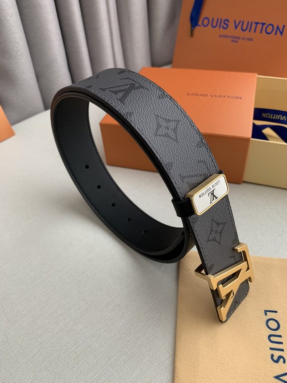 Name LV... LOUIS ... Weideng   original singleModel Hook buckle, pictures taken in kindMaterial   head layer cowhide, hanging buckle series, pure steel buckle head, palladium plating plating process never lose color. Wit