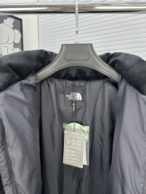 F22 The North Face Long Down Jacket Shin Min-er same model [black]Item No. NC1DM51J fabric only with polyester fiber 100%, feel dry, waterproof fabric. Filling the same 80 goose down filling, fluffy warmth is very good. 