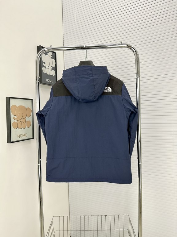 The North FaceLightweight Model 1990S Outdoor Punching Jacket [Navy Blue]This section belongs to the entry-level punching jacket, lightweight suitable for outdoor hiking and climbing, warmth and water resistance is sligh