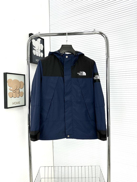 The North FaceLightweight Model 1990S Outdoor Punching Jacket [Navy Blue]This section belongs to the entry-level punching jacket, lightweight suitable for outdoor hiking and climbing, warmth and water resistance is sligh