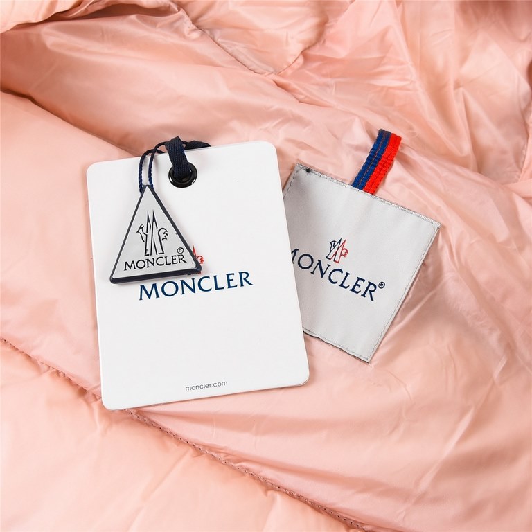 Local pickup  600 in stock at the storeS-Class High EndMonclerMoncler 22SS Jin Chen with the same cocoon side zipper hooded down jacketMoncler Moncler oblique zipper pink lining popping models to knock the focus of this 