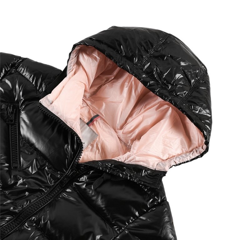 Local pickup  600 in stock at the storeS-Class High EndMonclerMoncler 22SS Jin Chen with the same cocoon side zipper hooded down jacketMoncler Moncler oblique zipper pink lining popping models to knock the focus of this 