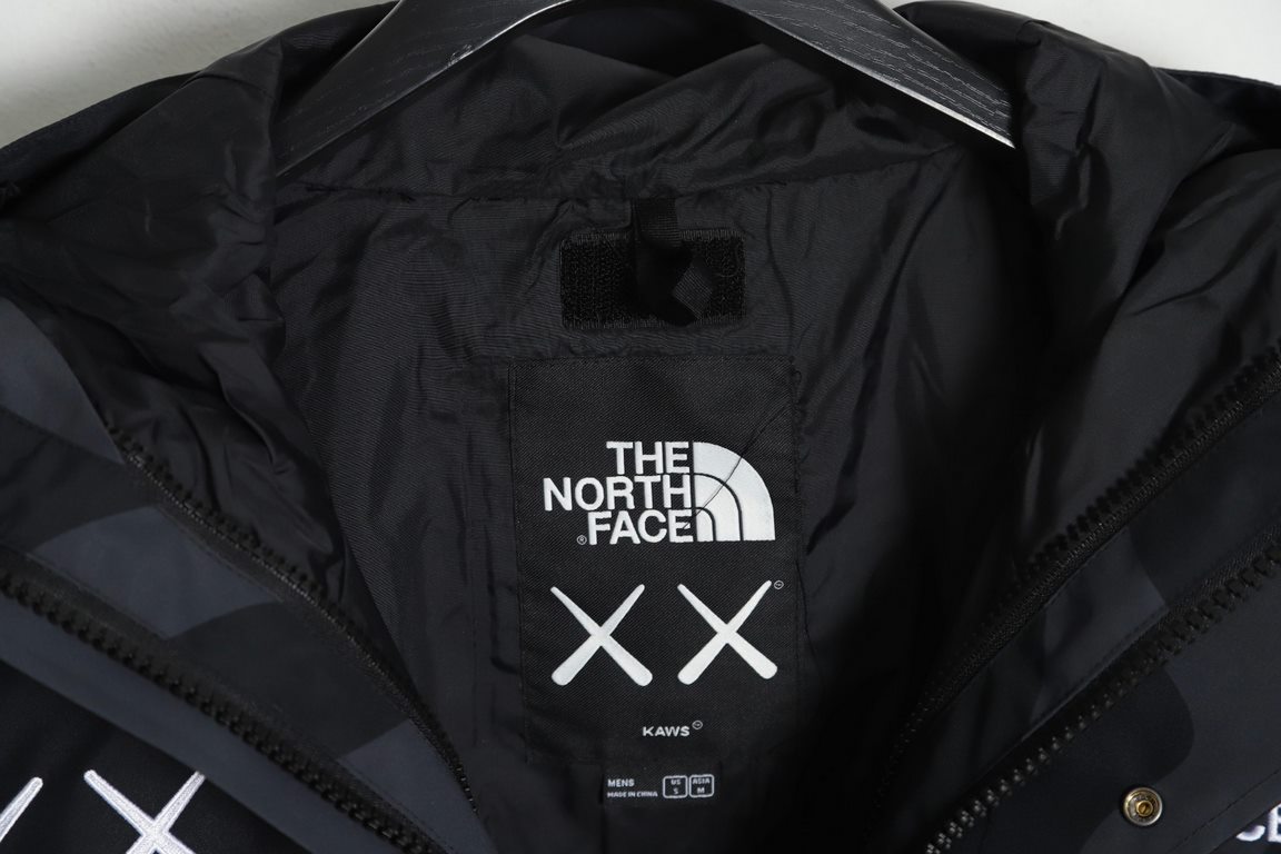 THE NORTH FACE x XX KAWS Co-Branded FW22 Outdoor Colorblock Hardshell Hooded SweatshirtTNF The North Face Limited Edition A fantastic hooded sweatshirt for men and women that can't be missed!The Noodle and KAWS innovativ