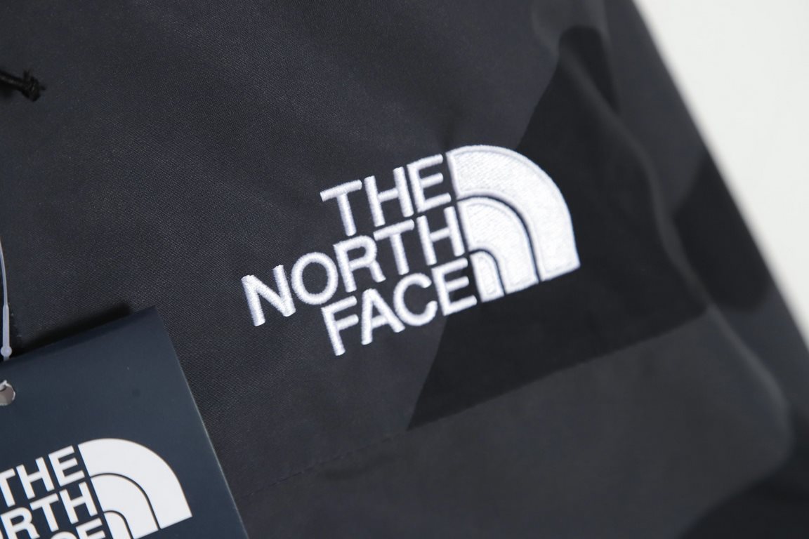 THE NORTH FACE x XX KAWS Co-Branded FW22 Outdoor Colorblock Hardshell Hooded SweatshirtTNF The North Face Limited Edition A fantastic hooded sweatshirt for men and women that can't be missed!The Noodle and KAWS innovativ