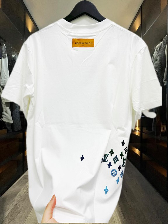 Local pickup  12024705#louis vuitto louis1v2024 early spring new gradient embroidery round neck short sleeve t-shirt.Cotton fabric is soft and comfortable, and the embroidery on the front and back of the shirt draws insp