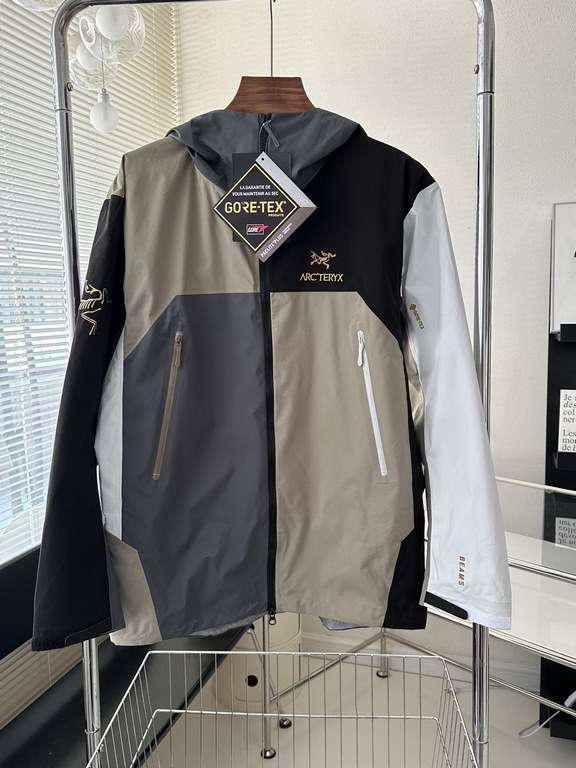 Bird Outdoor Patchwork Punching Jacket It's been a long time coming, but it's finally shipping!This cooperation for the 25th anniversary of the founding of BEAMS has been only available in Japan, how hot it is needless t