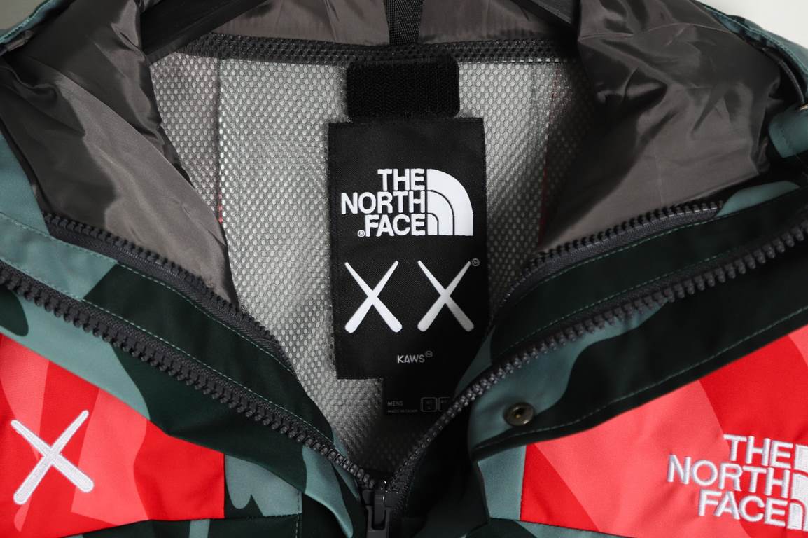 THE NORTH FACE x XX KAWS Co-Branded FW22 Outdoor Colorblock Hardshell Hooded SweatshirtTNF The North Face Limited Edition A fantastic hooded sweatshirt for men and women that can't be missed!The Noodle and KAWS innovativ