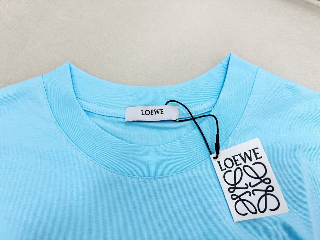 LOE 2024ss Logo Crew Neck Short Sleeve T-Shirt in Cotton is a vintage-inspired, sporty collection that incorporates the logo into its design. A hint of nostalgia is understated on the body of this versatile T-shirt. The 