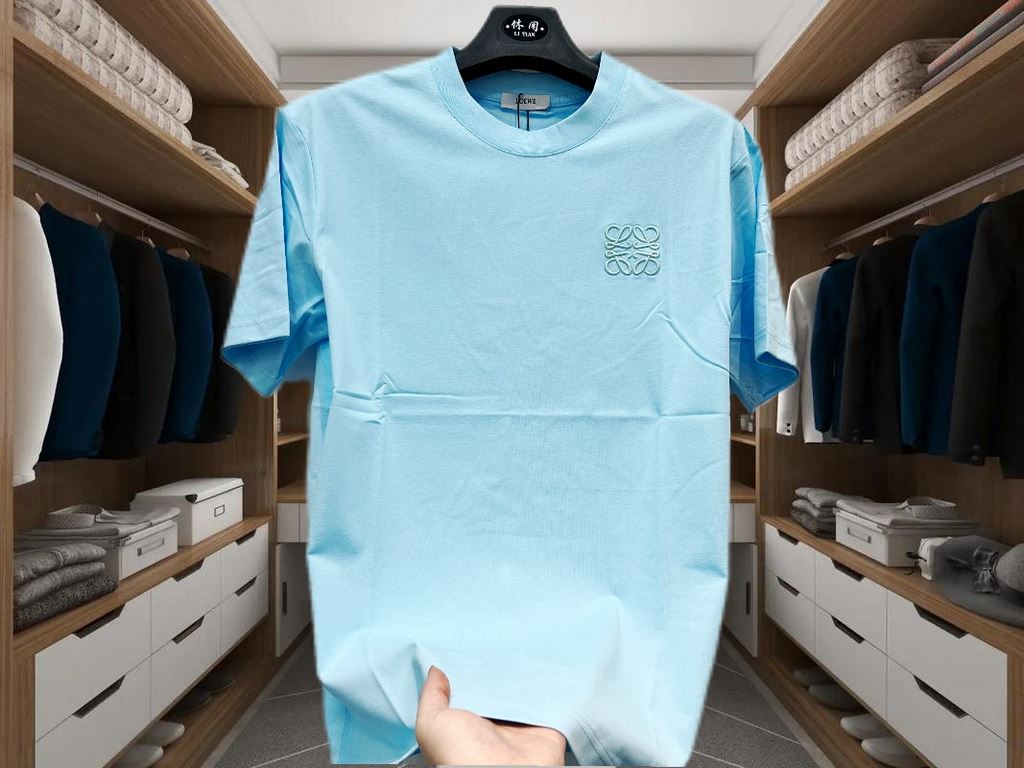 LOE 2024ss Logo Crew Neck Short Sleeve T-Shirt in Cotton is a vintage-inspired, sporty collection that incorporates the logo into its design. A hint of nostalgia is understated on the body of this versatile T-shirt. The 