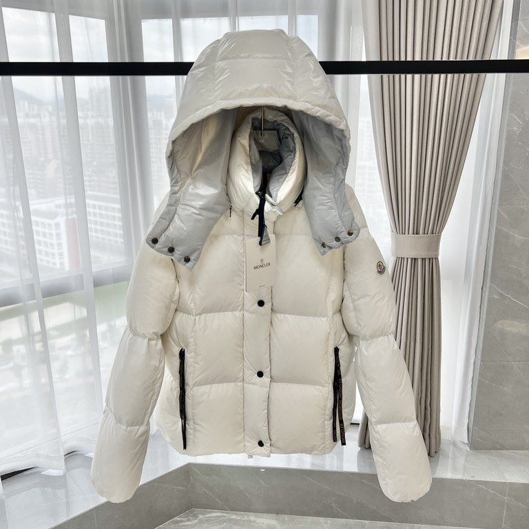 Local pickup  550       ｜Mengkou Allied Kejian Parana Song Xi's SameShort Bread Down JacketColor Black, Cream, GraySize 0 yards, 1 yard, 2 yardsDescriptionThe Parana down jacket stands out with its shiny patent nylon fab