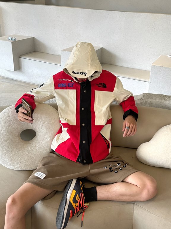 #Model's Body PicThe North Face x Supreme The North Face SUP Co-Branded 18Fw Expedition Jacket Colorblocked Long Sleeve Hooded Jacket Rush Jacket