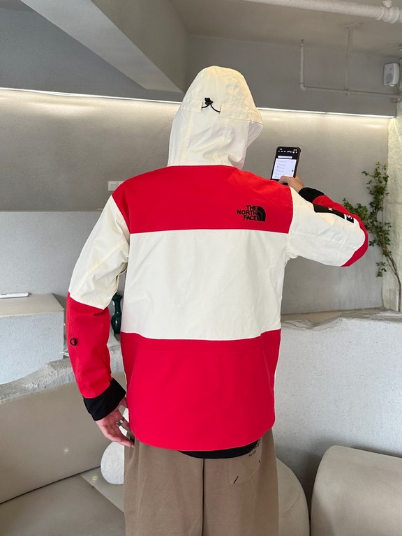 #Model's Body PicThe North Face x Supreme The North Face SUP Co-Branded 18Fw Expedition Jacket Colorblocked Long Sleeve Hooded Jacket Rush Jacket