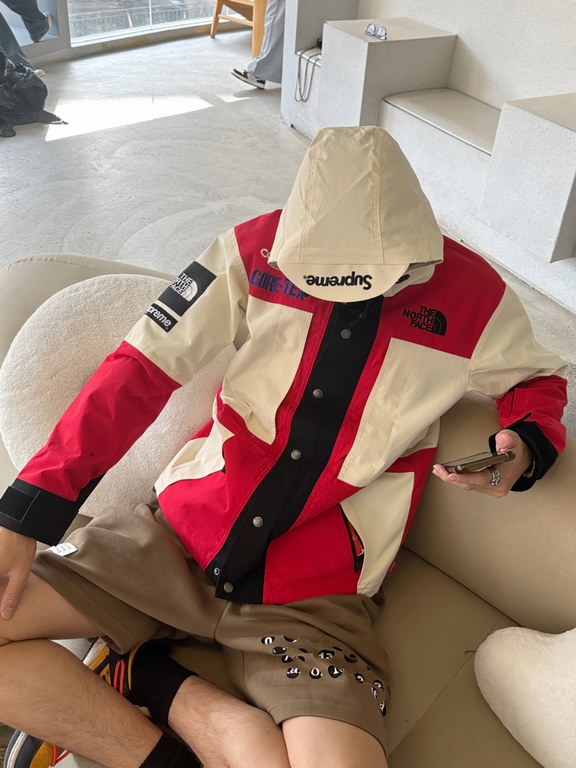 #Model's Body PicThe North Face x Supreme The North Face SUP Co-Branded 18Fw Expedition Jacket Colorblocked Long Sleeve Hooded Jacket Rush Jacket