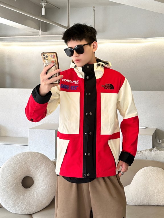 #Model's Body PicThe North Face x Supreme The North Face SUP Co-Branded 18Fw Expedition Jacket Colorblocked Long Sleeve Hooded Jacket Rush Jacket