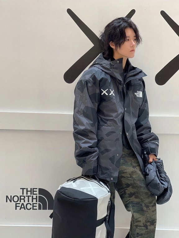 #TheNorthFaxe Kaws Co-branded Punching JacketThe North Face, which every outdoor enthusiast loves  , is back with a big move   and the KAWS co-branded collision   out of the new trend!