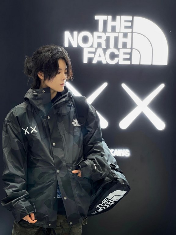 #TheNorthFaxe Kaws Co-branded Punching JacketThe North Face, which every outdoor enthusiast loves  , is back with a big move   and the KAWS co-branded collision   out of the new trend!